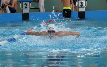 Powiększ obraz: Filip Schabowski podczas zawodów pływackich